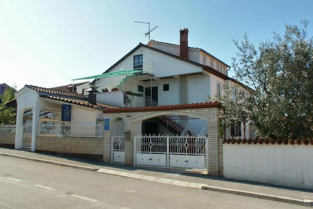 Apartments With A Parking Space Peroj, Fazana - 2234
